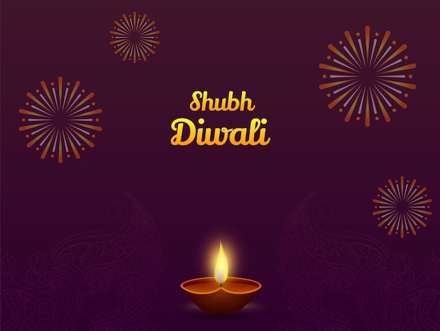 Золотой шрифт Shubh Happy Diwali с зажженной реалистичной масляной лампой Diya и фейерверком на фиолетовом фоне узора Пейсли