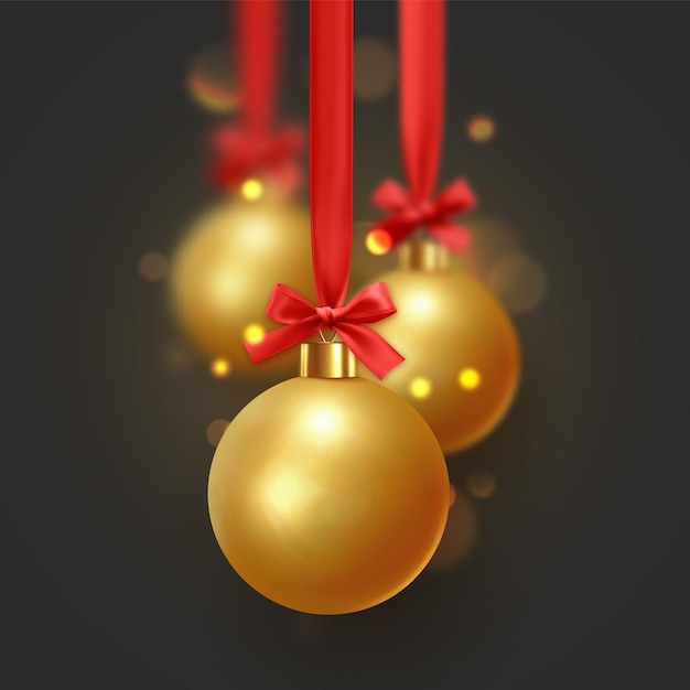 Gouden kerstballen hangen aan rood lint met strik. Kerstbal met realistisch licht vervagen bokeh-effect.