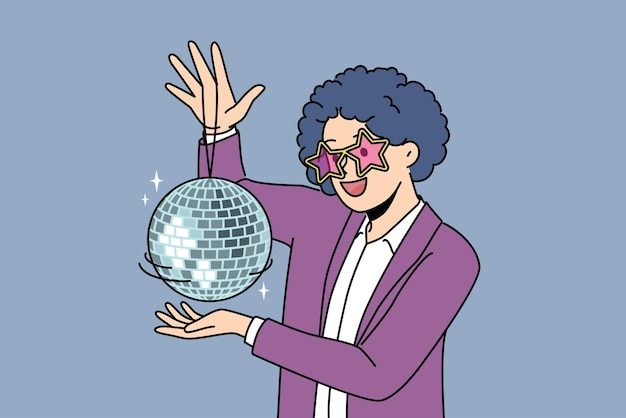 Grappige man met discobal met krullende pruik op hoofd kwam naar nachtclub of dansvloer om plezier te hebben en te ontspannen Jonge man geniet van de sfeer van een muziekfestival of discofeest voor feestgangers