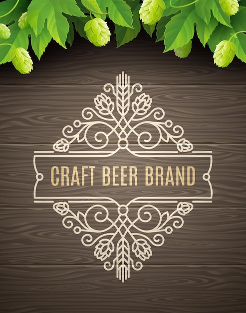 Emblema di birra verde luppolo e fiorisce su uno sfondo di tavola di legno