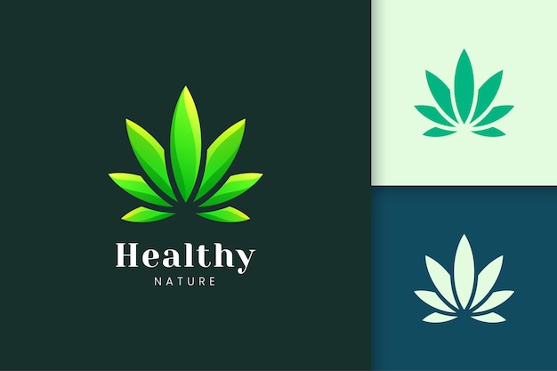 La forma della foglia verde per il logo della cannabis o della marijuana rappresenta la droga o l'erboristeria