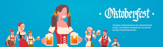 Vector groep die man en vrouw het duitse traditionele concept van oktoberfest van de mokken van oktoberfest van de klerenkelners dragen