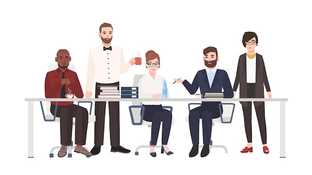 Groep kantoorpersoneel zittend aan een bureau en praten. Mannelijke en vrouwelijke griffiers die deelnemen aan zakelijke besprekingen, werkvergaderingen, onderhandeling.