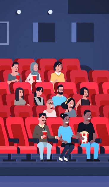 Groep mensen kijken naar films in de bioscoop zitten met popcorn en colamix race mannen vrouwen die plezier hebben lachen om een nieuwe komedie plat over de volledige lengte