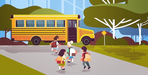 Groep van mix race leerlingen met rugzakken lopen naar gele bus terug naar school leerling vervoer concept landschap achtergrond plat volledige lengte horizontaal achteraanzicht