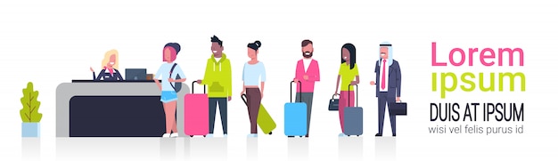 Группа пассажиров смешанной расы, стоящих в очереди на встречную регистрацию в аэропорту Шаблон баннера с копией пространства, концепция вылета