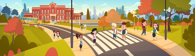 Gruppo di alunni walking on crosswalk mix race gli studenti vanno a scuola crossing street