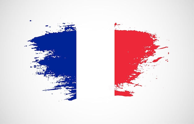 Гранжевый мазок кистью с национальным флагом Франции на белом изолированном фоне