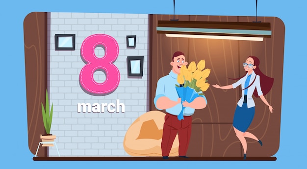 Guy holding bouquet greeting girl con donne felici giorno 8 marzo vacanza