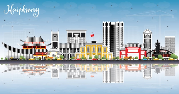 灰色の建物、青い空と反射とハイフォンベトナムの街のスカイライン。ベクトルイラスト。歴史的な建築とビジネス旅行と観光の概念。ランドマークのあるハイフォンの街並み。