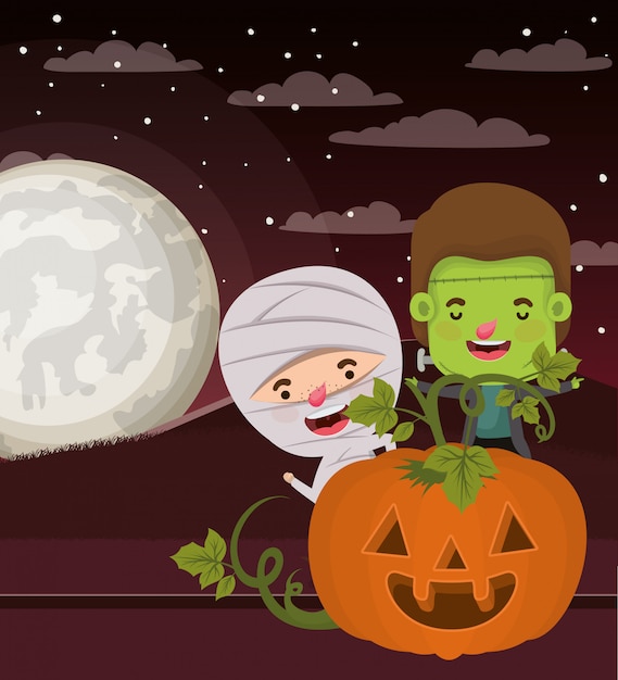 Halloween-scène met kinderkostuum in donkere nacht