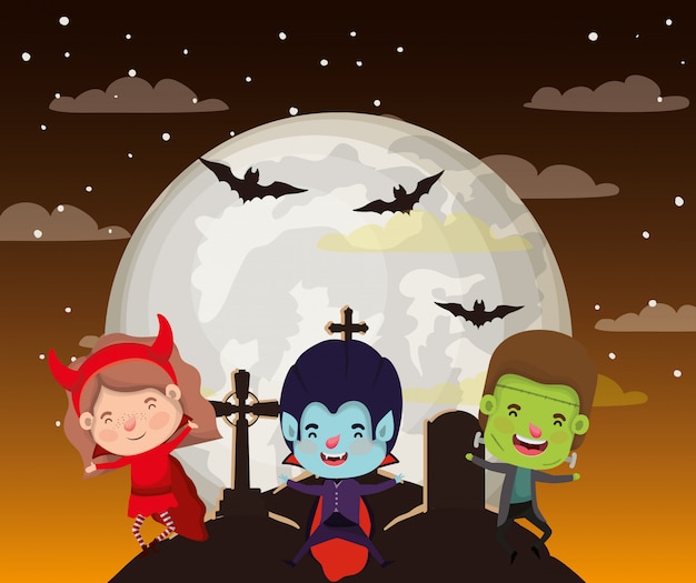 Хэллоуин сцена с костюмом детей в темную ночь