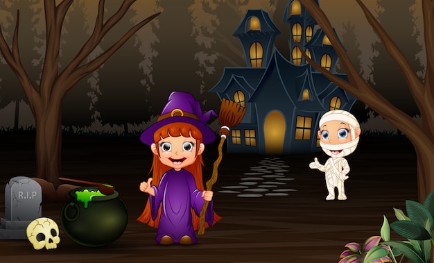 Хэллоуин ведьма и мумия с ужасным домом в ночи