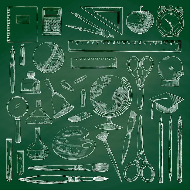 緑の学校の黒板に手描きのさまざまな学用品。スケッチスタイルのイラスト。