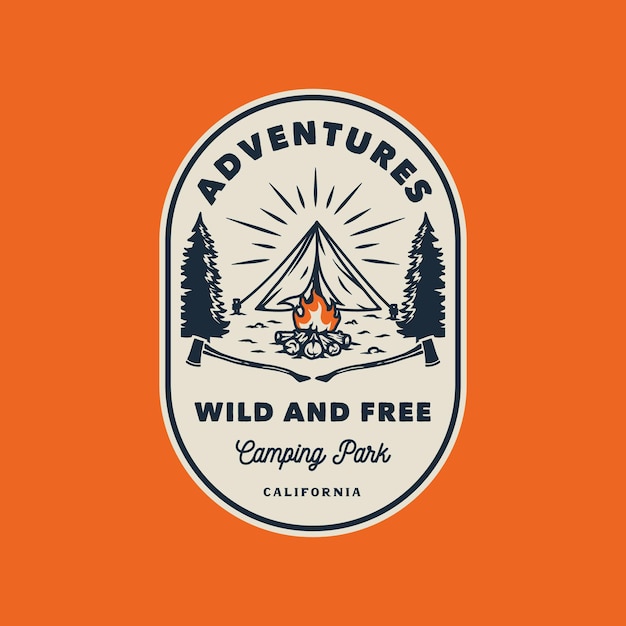 Distintivo del logo del campeggio all'aperto di avventura vintage disegnato a mano