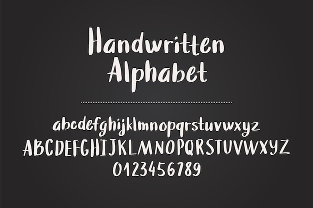 Hand getekend alfabet, letters en cijfers op schoolbord