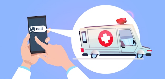 Passi lo smart phone della tenuta che chiama nel servizio di emergenza con l'automobile dell'ambulanza nella bolla di chiacchierata