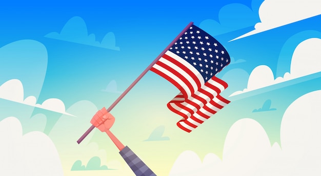 Рука держит флаг сша над голубым небом национальный день патриота праздничный баннер сша
