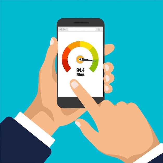 手は、クレジットスコアメーターとスマートフォンを保持しています。速度テスト付きの電話ディスプレイ。孤立した
