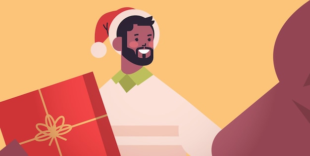 счастливый афро-американский мужчина в шляпе санта-клауса держит камеру и принимает селфи новый год рождественские праздники концепция празднования горизонтальный портрет векторная иллюстрация