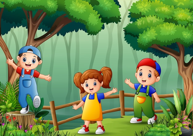 Bambini felici che giocano nel parco