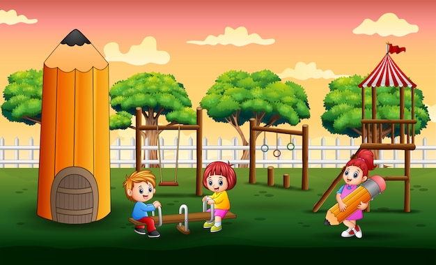 Bambini felici che giocano nel parco giochi