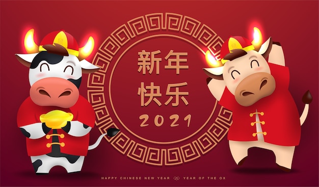 Felice anno nuovo cinese zodiaco del bue. simpatico personaggio di mucca in costume rosso. tradotto: felice anno nuovo cinese.