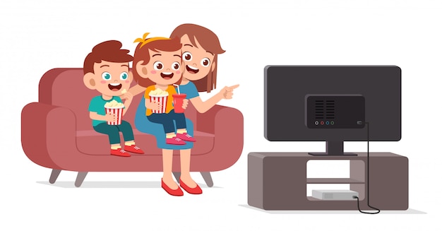 幸せなかわいい子供は家族と一緒にテレビを見る
