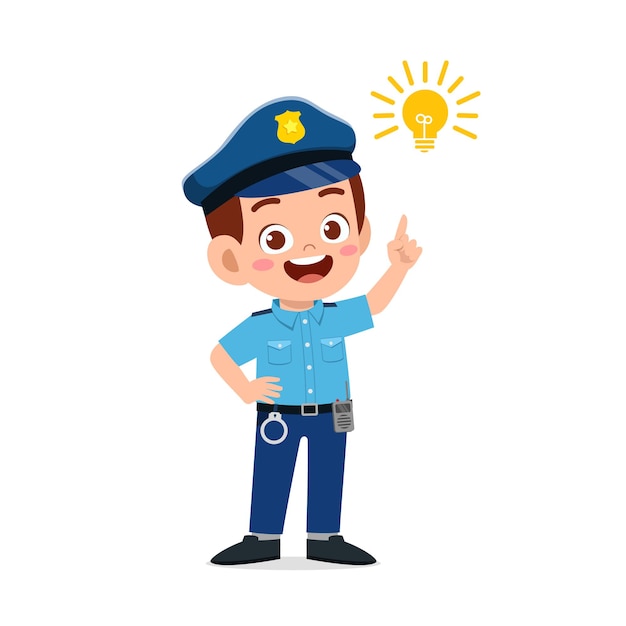 警察の制服を着て、電球のサインで考える幸せなかわいい男の子