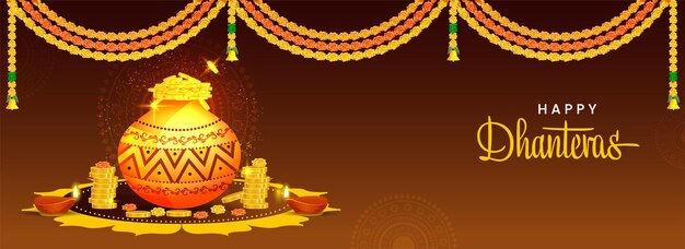 Felice dhanteras banner o intestazione design con vaso di fango pieno di monete d'oro, lampade a olio accese (diya) e ghirlanda floreale (toran) su sfondo marrone.