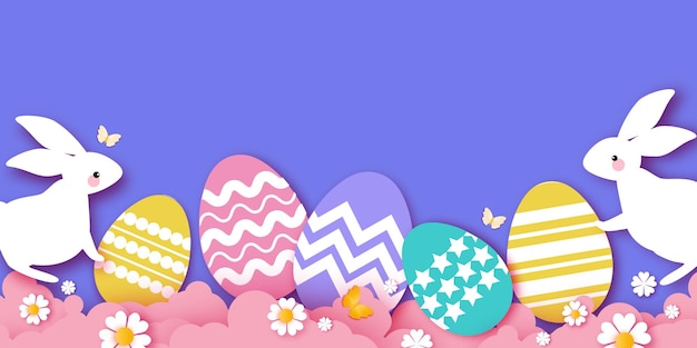 Поздравительная открытка с пасхой с милыми белыми кроликами в стиле вырезки из бумаги цветы кролика и бабочка весенние праздники в современном стиле охота на пасхальные яйца с красочными яйцами весенняя сцена вектор