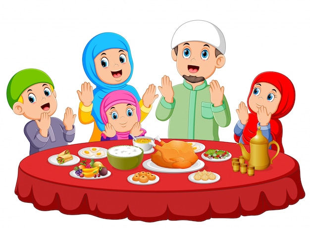 Una famiglia felice sta pregando per mangiare il cibo sullo ied mubarak