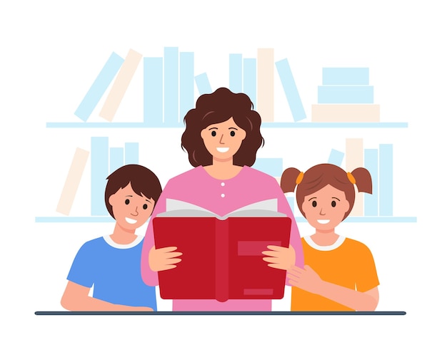 Famiglia felice che legge un libro di carta vicino agli scaffali la madre legge il libro ai bambini