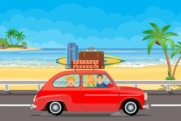 Счастливая семья, путешествующая на машине с сумками для багажа на крыше и с доской для серфинга на пляже с пальмами.