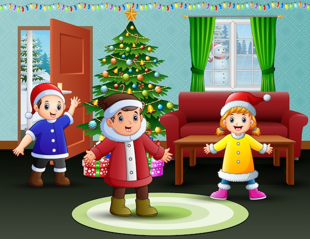 Celebrazione di bambini felici un natale in casa