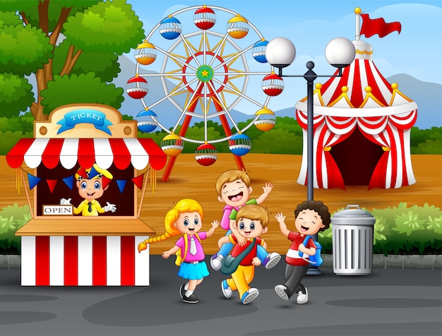 Счастливые дети веселятся в парке развлечений
