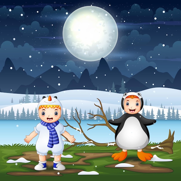 雪の夜の風景に動物の衣装で幸せな子供たち