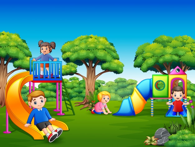Bambini felici che giocano nel parco giochi