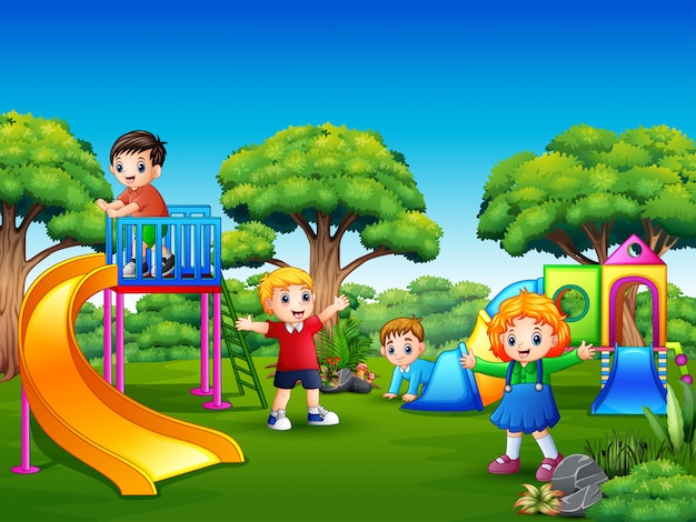 Bambini felici che giocano nel parco giochi