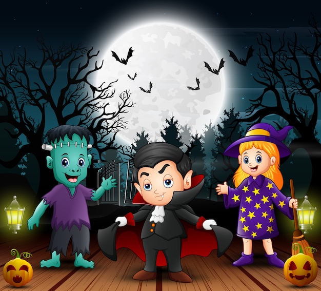 Счастливые дети в костюме хэллоуина ночью