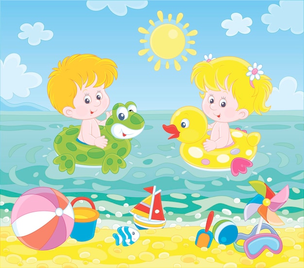 Счастливые маленькие дети плавают в надувных кольцах в голубой воде на морском пляже в солнечный летний день