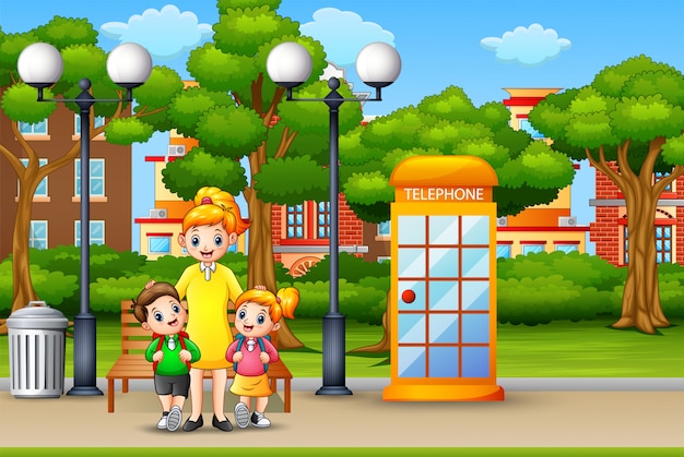Madre felice e bambini in piedi nel parco della città