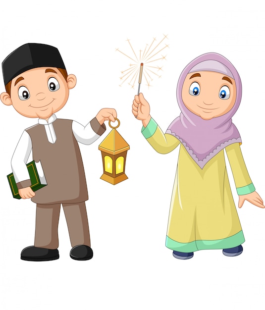 Bambini musulmani felici con corano libro e ramadan lantern