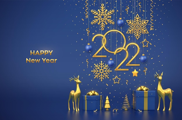 С Новым 2022 годом. Висячие золотые металлические числа 2022 со снежинками, звездами и шарами на синем фоне. Подарочные коробки, олени, золотая металлическая сосна или ель, ели конической формы. Вектор.