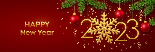 Felice anno nuovo 2023 appeso numeri metallici dorati 2023 con palle di fiocchi di neve rami di pino e coriandoli su sfondo rosso biglietto di auguri di capodanno o modello di banner decorazione festiva vettore