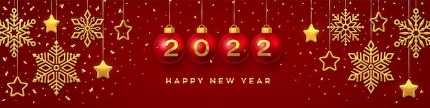 Felice anno nuovo 2022. appendere palline di natale rosse con realistici numeri 3d dorati 2022. fiocchi di neve dorati e stelle metalliche 3d su sfondo rosso. banner di vacanza, intestazione. illustrazione di vettore.