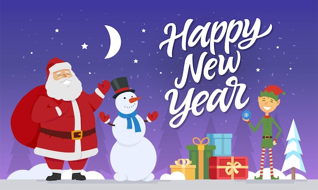 С Новым годом - современные мультипликационные персонажи иллюстрации с рисованной буквами пера кисти. Санта-Клаус со снеговиком и эльфом, стоящий с подарками в ночном зимнем лесу. Звезды и луна в небе