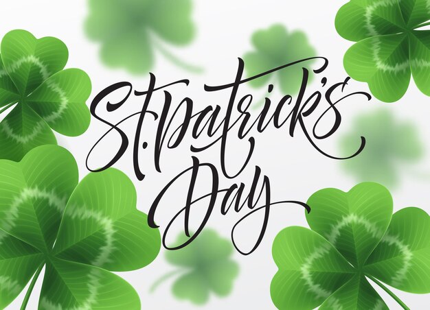 Happy saint patricks day groet belettering op klaverblaadjes blad achtergrond. illustratie