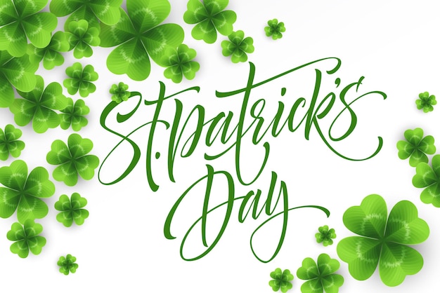 Happy saint patricks day groet belettering op klaverblaadjes blad achtergrond. illustratie