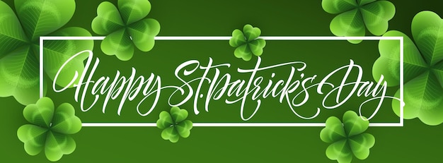 Vector happy saint patricks day groet belettering op klaverblaadjes blad achtergrond. illustratie